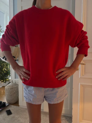 Röd cashmere tröja - Röd cashmere tröja köpt på aritzia i usa liknanade soft goat men ännu mjukare🥰 säljer pga den inte kommer till användning! Super fin till jul, och inte alls nopprig