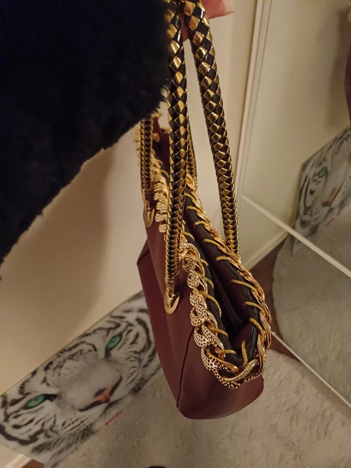  handväska med gulddetaljer - 2