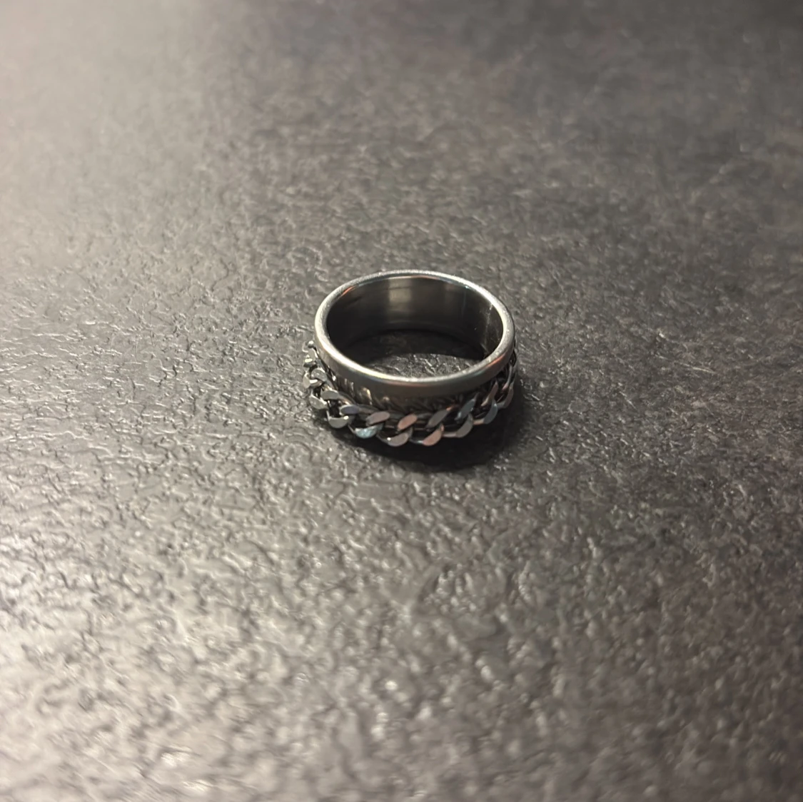 Silverfärgad ring med kedjedetalj - 1