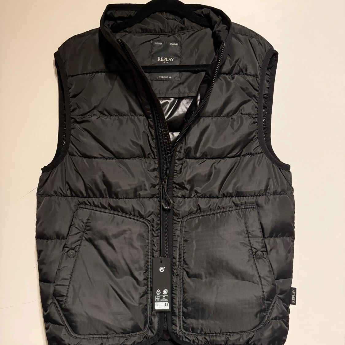 Svart dunväst från Replay