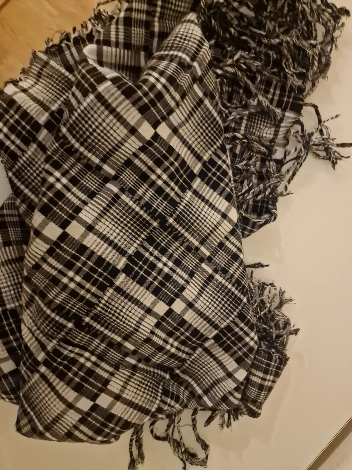 Svartvit rutig halsduk med fransar - 2