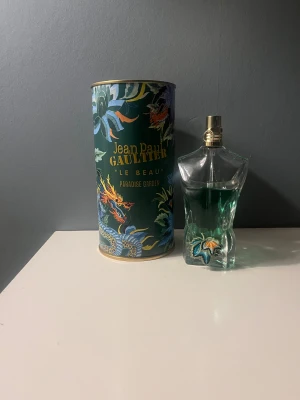 Jean Paul Gaultier Le Beau - Limited edition 'Le Beau' Paradise Garden från Jean Paul Gaultier. Flaskan har en unik design och kommer i en färgstark förpackning med drakmotiv. Perfekt för dig som vill sticka ut med din parfym.