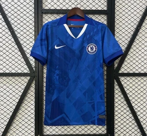 Chelsea FC blå Nike fotbollströja - Chelsea FC matchtröja från Nike i starkt blått med subtilt geometriskt mönster. Kortärmad med vit V-ringning och klubbmärke på bröstet. Tillverkad i lätt, ventilerande polyester som passar perfekt på planen. Snygga detaljer som CFC-tryck i nacken och Nike-logga.