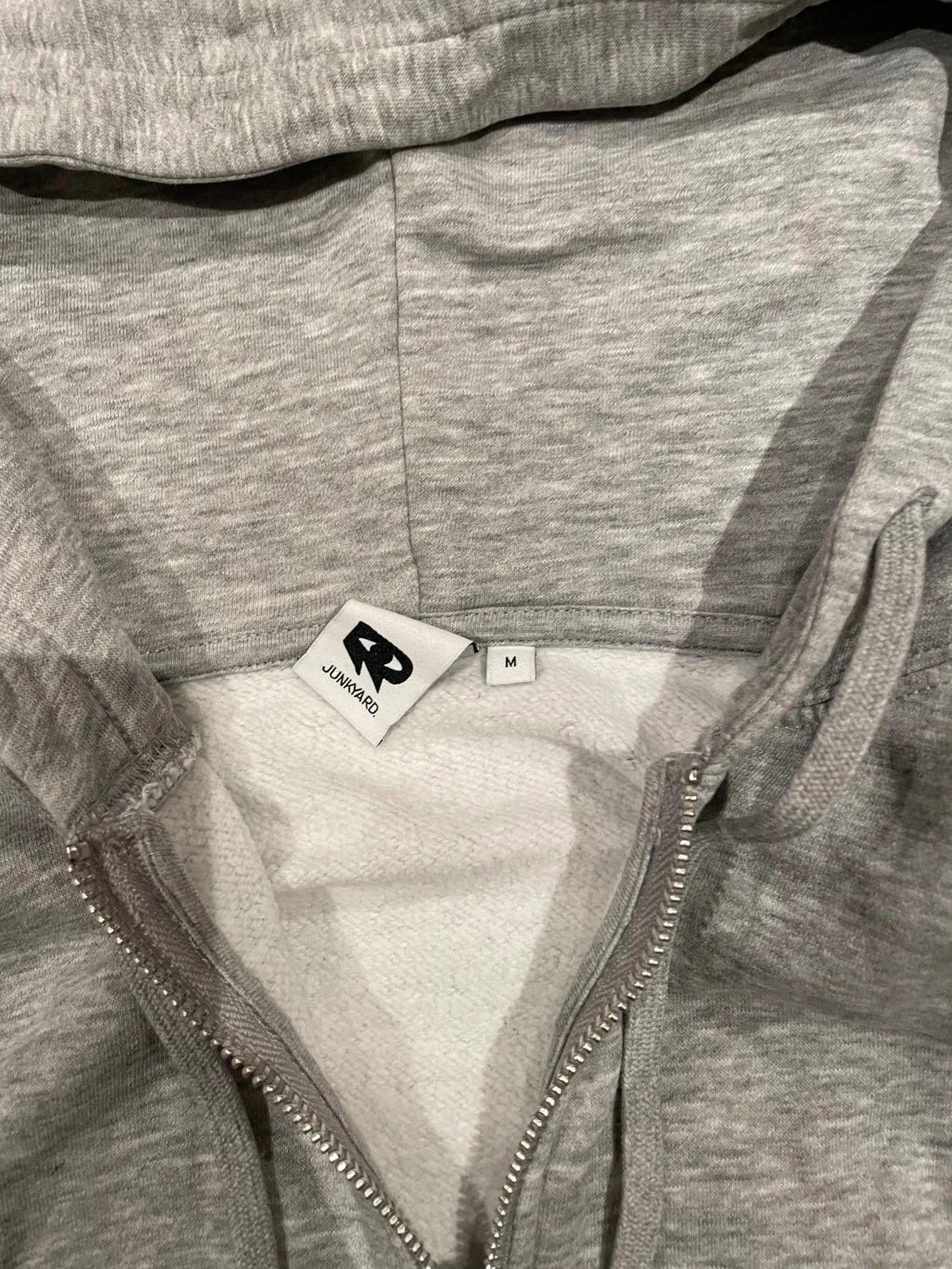 Grå hoodie med dragkedja från Junkyard - 2