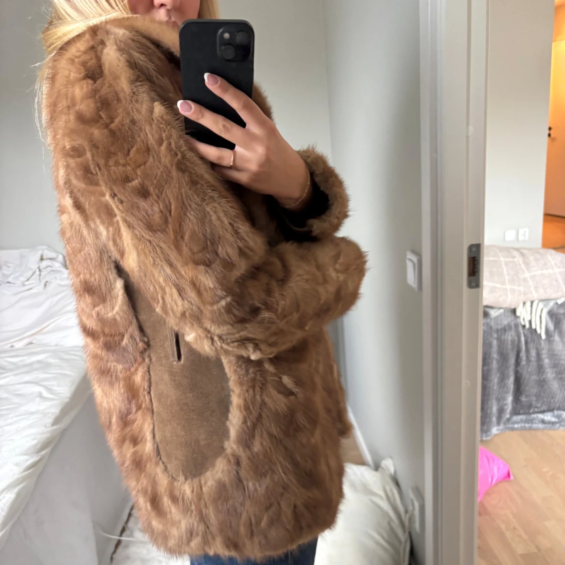 Brun pälsjacka med snyggt fall - 1