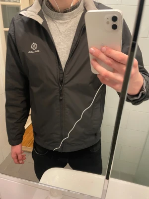 Svart vindjacka från Henri Lloyd - Säljer en vindjacka från Henri Lloyd, den är storlek small. Hojta till om du har några frågor!