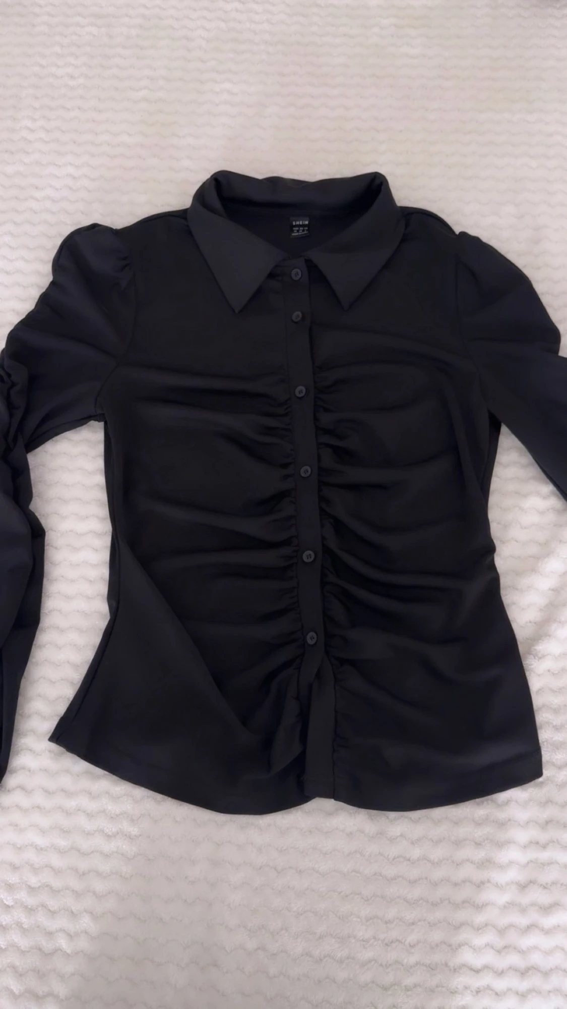 Svart skjorta med rynk från SHEIN