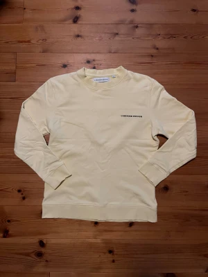 L’homme Rouge Långarmad Tröja - En väldigt snygg långarmad tröja i gul färg från l’homme rouge ✔️ Storlek M ✔️ Väldigt bra skick ✔️ Inga fläckar eller skador ✔️ Skriv om du undrar något!