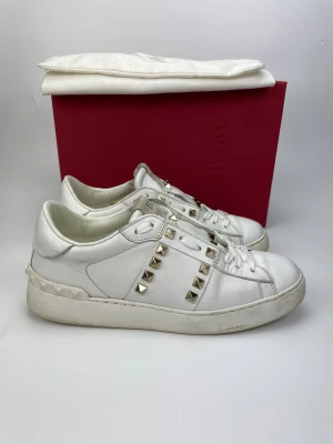 Valentino skor - BLACK FRIDAY REA!! Valentino skor. Hör av dig vid frågor