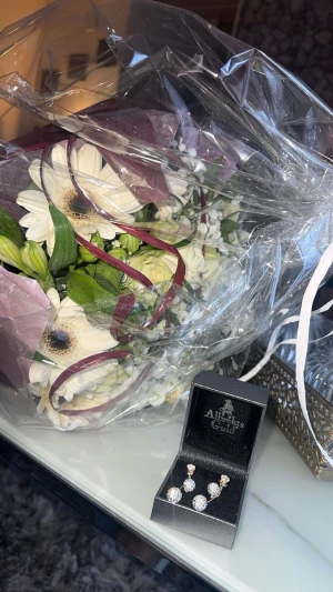 Glittriga örhängen i 18K guld Albrekts Guld - Säljer ett par snygga örhängen i 18K guld från Albrekts Guld. De har en droppformad design med glittrande kulor i silverfärg och gnistrande stenar. Perfekta för dig som vill sticka ut och addera lite extra bling till din stil.