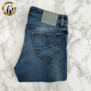 Jacob Cohën 34 - Ljusblåa Jacob Cohën Type 688 C jeans i storlek W34 i mycket bra skick förutom en knappt synligt lagning (se bild 4). Lappen baktill är även något sliten i kanterna (se bild 1). Tveka inte på att höra av dig för fler bilder eller vid minsta fundering! Självklart äkta. Skick: 8,5/10 | Mått A: 44,5cm | Mått B: 107cm | Mått C: 84cm
