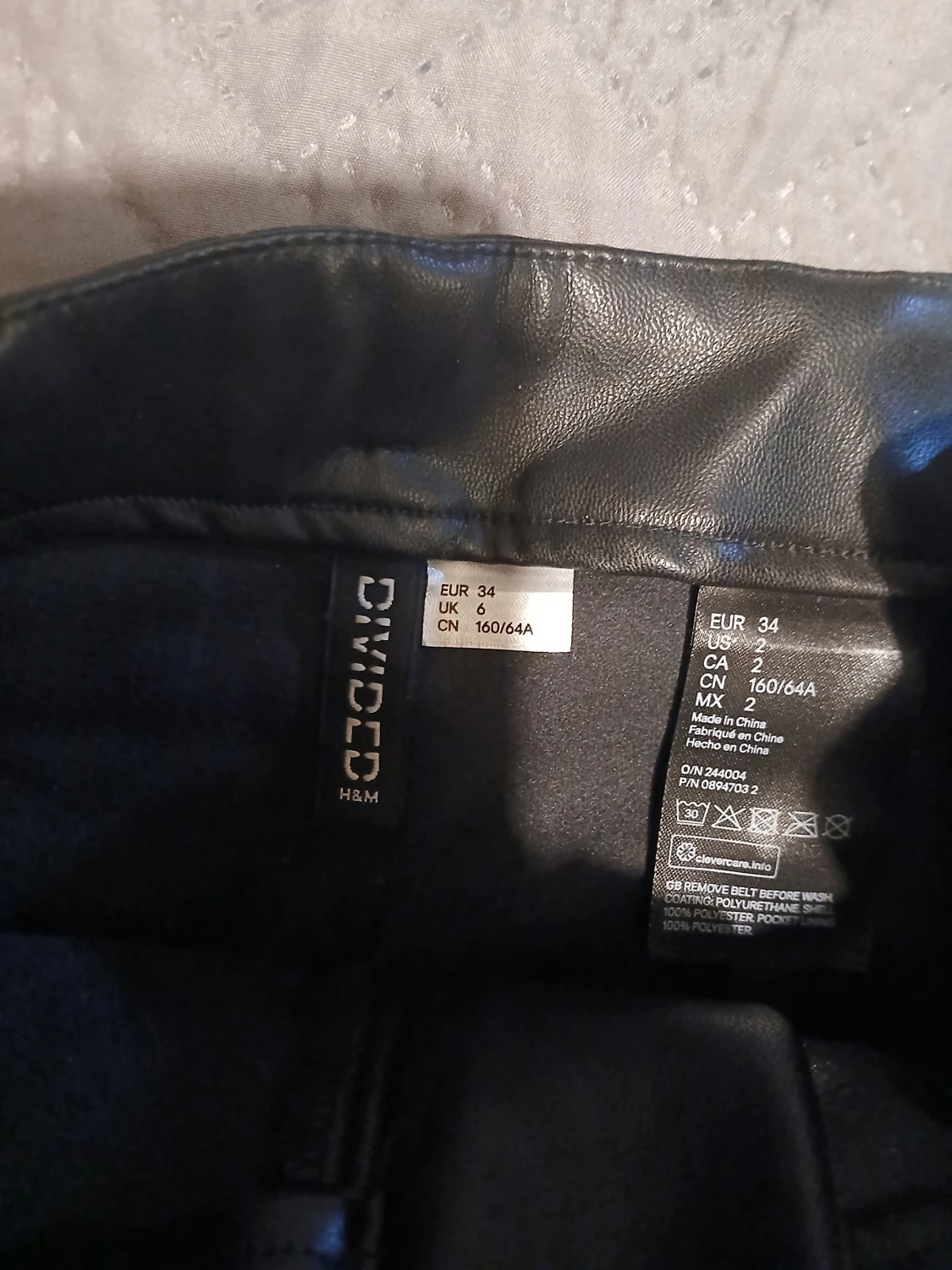 Svarta skinnshorts från H&M Divided - 3