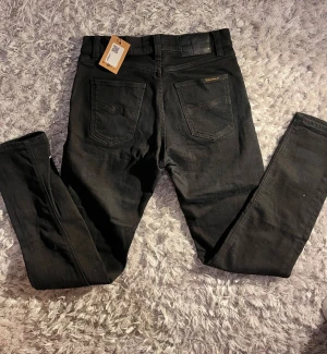 Nudie Jeans - svarta  - Snygga svarta Nudie jeans i toppskick säljes!        Inga defekter, sparsamt använd. Skick 9/10 🤩      Sitter riktigt snyggt som slim fit och har en riktigt härlig passform. Priset kan diskuteras vid snabb affär! Hör av dig om du har frågor eller vill ha fler mera foton!💪💥