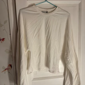 Vit långärmad tröja från 157 - Superfin vit långärmad tröja från 157 i storlek S. Modellen heter Rochelle. Säljer den då jag köpte fel storlek och inte hann skicka tillbaka i tid. Den är endast testad.