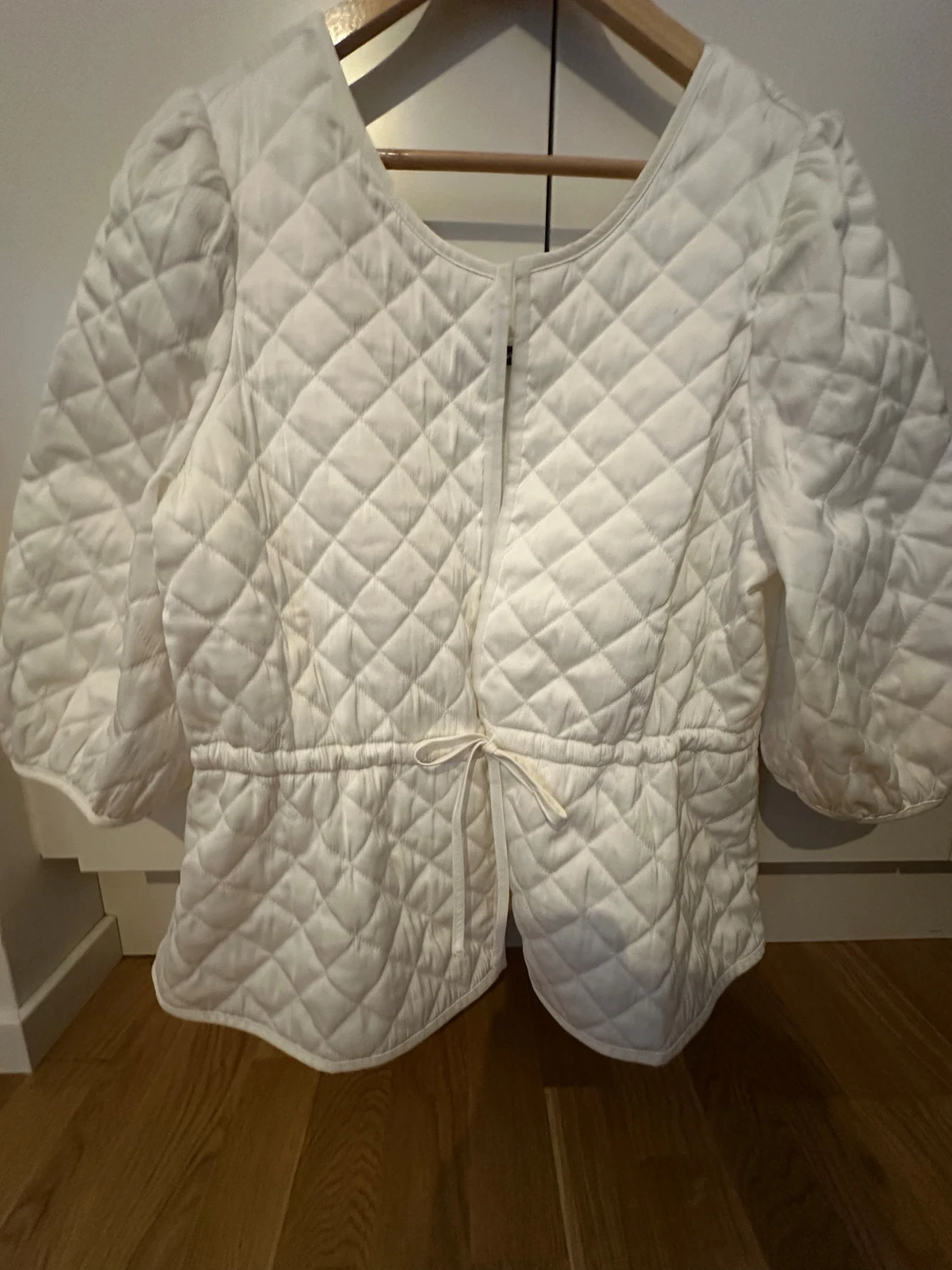 Vit quiltad overshirt från KappAhl M/L