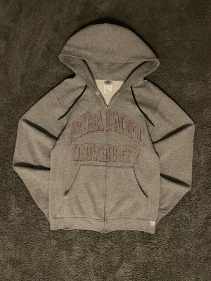 Vintage zip up - Vintage grå zip up från Russell Athletic med 'Azusa Pacific University' tryckt på bröstet. Riktigt skön och perfekt för chill eller pluggtillfällen. Hör av dig vid frågor. 