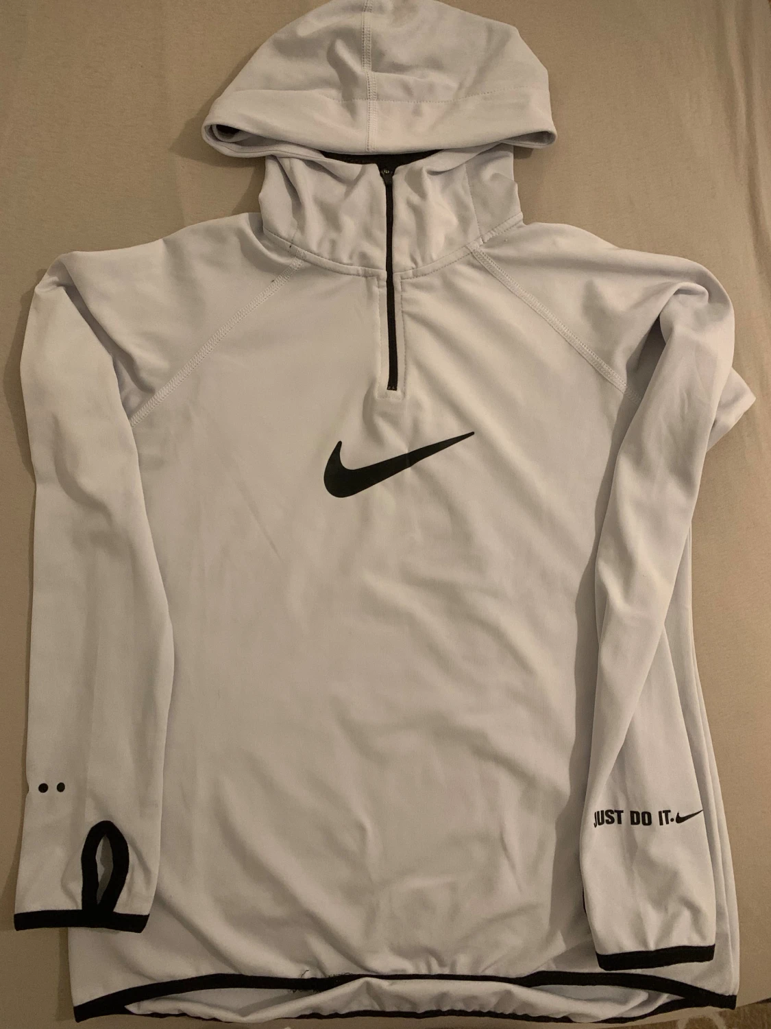 Vit Nike hoodie med half zip och huva
