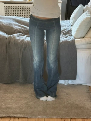 Blå bootcut jeans - Jeans i storlek s! Innerbenslängd 88cm💕