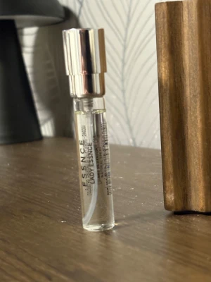 Lady Essnce Eau de Parfum - 8ml, testad en sprej 