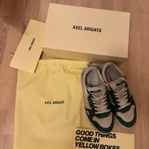 Axel Arigato Skor - Arigato skor i ok skick. Nypris 2499kr mitt pris 599kr. Allt og finns, dvs låda, skopåse osv. Hör av er vid funderingar