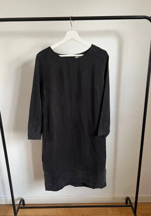 Whyred klänning  - Aldrig använd, bara provad hemma! Är i en matt grå/svart färg och har lite glans som inte riktigt syns på bilderna. Ärmarna är inte helt långa utan lite kortare. Stängs på baksidan med en dragkedja. Jag är storlek 38 och den passar mig bra, men står att det är storlek 40. Är i ett speciellt tyg som jag inte vet hur jag ska förklara, men de känns lyxigt! Nypris 1400