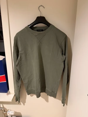 Långärmad Tröja Paul & Friends  - Långärmad mörkgrön tröja från Paul and Friends. Storlek XL men liten i storleken. Skulle säga att den mer passar som L. Mycket bra skick!  Skriv för fler bilder eller mått.