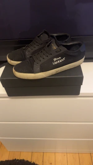 Saint Laurent skor - Säljer nu mina saint Laurent skor då jag ej använder de. Skick 8/10 endast smuts och lite crease och lite sliten sula. Skicka bud eller byten
