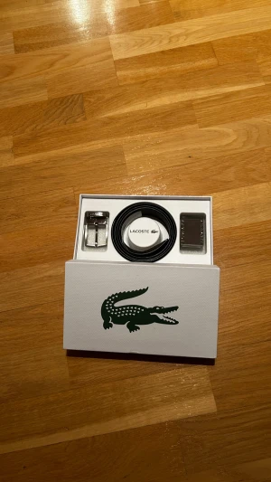 Lacoste bälte - Säljer nu ett snyggt Lacoste bälte som dessvärre är förlitet. Bältet är aldrig använt då det var en present som va förlitet från början. Tveka inte på att höra av dig vid fler frågor🤗bältet är 90cm