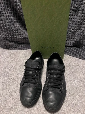 Gucci skor  - Extremt snygga - box medföljer - tåboxen är lite creesad annars inga defekter 