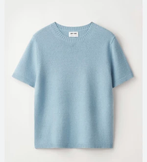 Ljusblå stickad tröja Soft Goat - Superfin ljusblå stickad tröja från Soft Goat i kashmir. Modellen har korta ärmar, rund hals och ribbade kanter vid hals, ärmslut och nederkant. Perfekt att styla till allt och passar att ha året om.