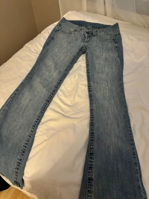 Lågmidjade bootcut jeans  - Såå snygga lågmidjade bootcut jeans!! 🤍 midja 38, innerben 79 och gren 21