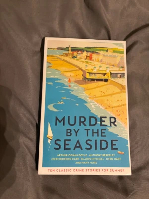 Murder by the Seaside Book - Språk: Engelska 