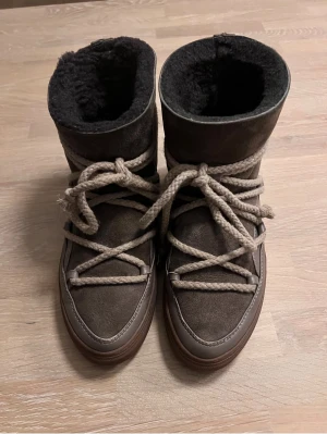 Bruna Inuikii med snörning - Säljer dessa Inuikki classic i storlek 40 färgen taupe. Använda några få gånger så är i ny skick💕