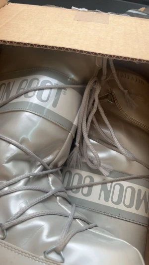 Silvriga Moon Boots - Säljer mina jättecoola moonboots i storlek 39-41! Detta är dom absolut varmaste vinterskorna jag testat och är perfekta för att få en extra detalj i skidbacken eller varför inte inne i stan som kyligaste dagarna?💗  Dom har några mindre defekter, de är bara att skriva till mig så skickar jag fler bilder! 