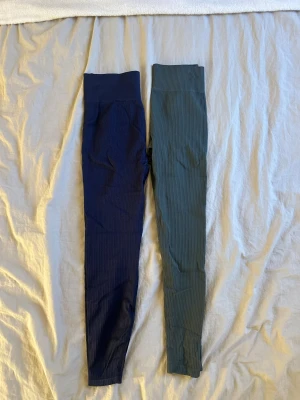 Träningstights💘 - Ett par marinblå ribbade träningstights från HM och ett par mörkgröna träningstights från Lager 157💋båda i storlek M och säljs tillsammans för 60😇