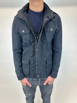 Woolrich Jacka - Hej! Säljer nu denna väldigt snygga och eftertraktade Woolrich Fieldjacka! Jackan är slutsåld överallt och går inte att få tag på… jackan är perfekt nu till vintern  Storlek L Ny pris: 6000 kr Säljs för: 1199 kr