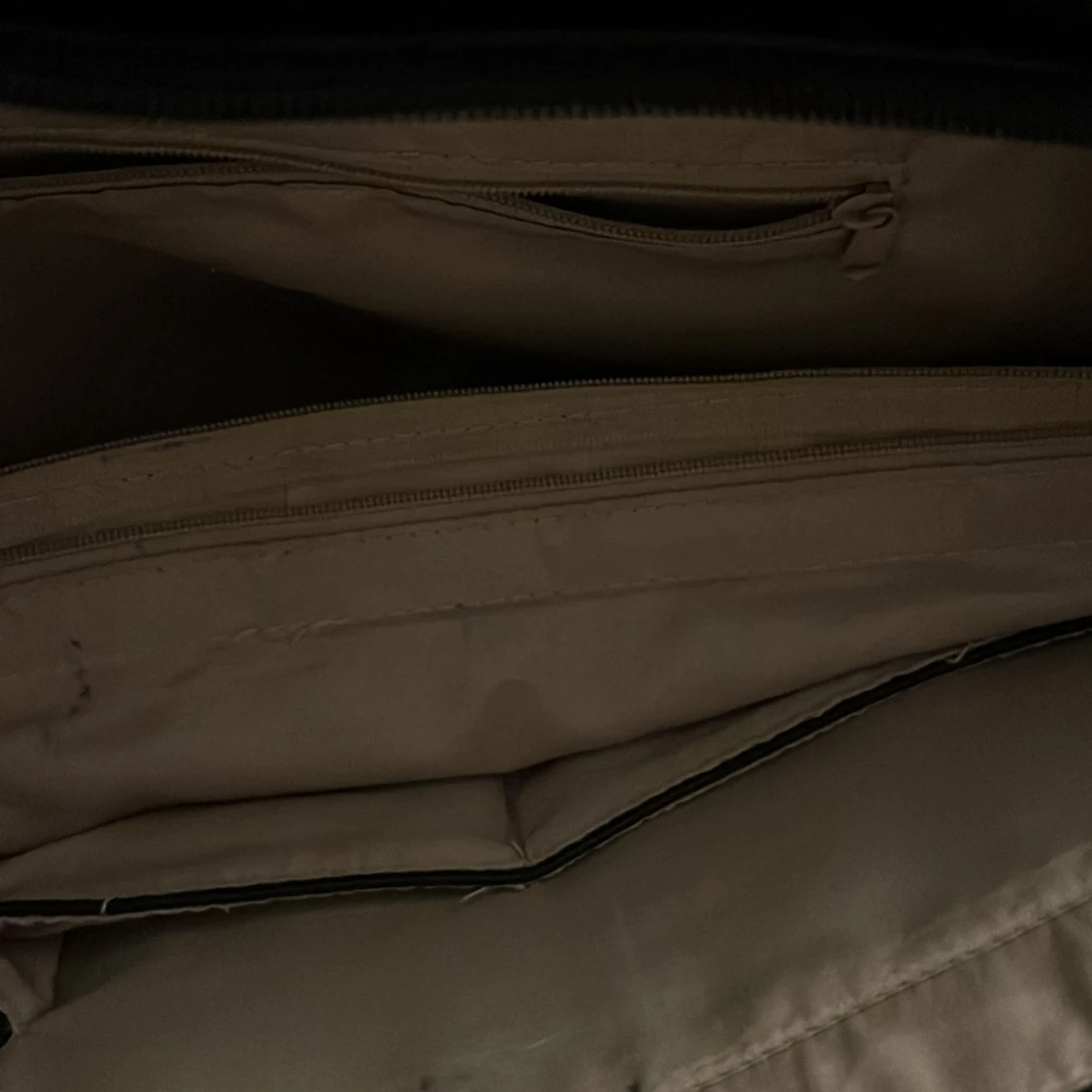 Svart handväska med ormmönster - 2