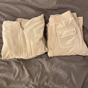  Juicy Couture sett - Säljer ett beige juicy couture sett. Bra skick skriv om du är intresserad. Hela settet för 1000kr