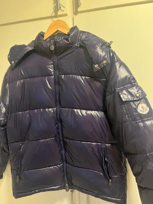 Mörkblå Moncler Maya - Säljer min snygga moncler jacka som är i nyskick storlek M men passar S me, Nfc tagg finns med, priset går att diskutera hör av er om ni har frågor !