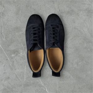 Blåa louboutins - Har inte använt dom jätte mycket eftersom de e kallt o dessa e nt dom varmaste skorna. Men dom e snygga o passar bra till många outfits