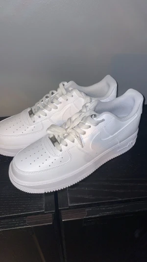 Nike Air Force 1  - Tja, säljer ett par helt nya AF1 som är en väldigt klassisk sko som princip passar perfekt med allt. Alltså perfekt för dig som gillar simpla cleana sneakers. Skriv gärna till mig vid minsta fundering!  Mvh Alfons 