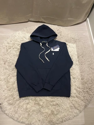 Ralph lauren hoodie - Helt ny mörkblå ralph lauren hoodie med vita detaljer. Storlek M. Hör av er om ni har några funderingar!😃