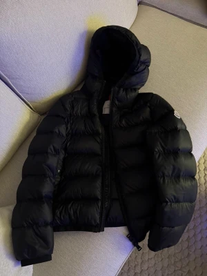 Moncler jacka - Säljer en Moncler jacka i modell Myosotis. Väldigt bra skick och såklart äkta! Nypris 16 tusen. 