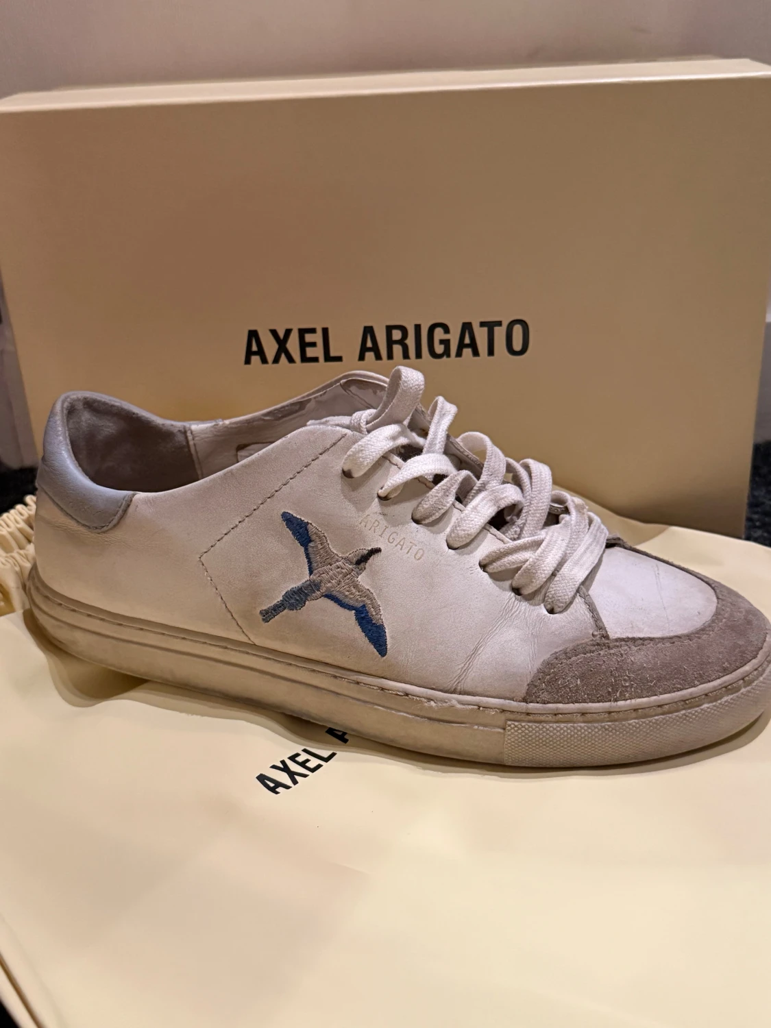 Axel Arigato vita sneakers med broderad fågel