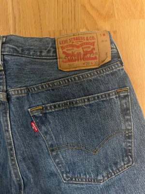 Levi's 501 jeans blå W32 L30 - Klassiska Levi's 501 jeans i blå denim med raka ben. Används kanske en gång inte riktigt min stil köpte dem i new York for runt 1000kr nu säljer jag dem för betydligt billigare pris