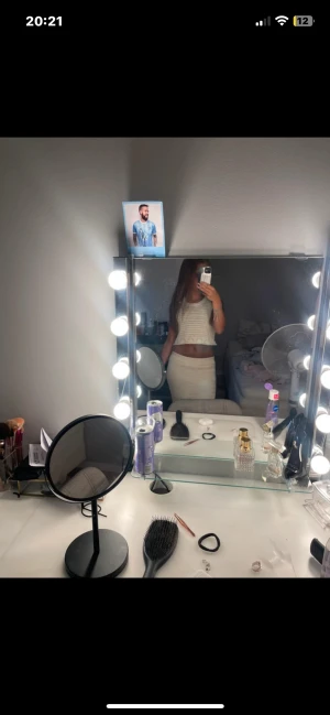 Beige stickat sett  - STORLEK 150 Säljer en beige stickad långkjol med matchande topp med snygg ribbad struktur. Kjolen är midjehög och har en figurnära passform som ger en clean och trendig look. Perfekt att matcha med en croppad topp för en stilren outfit utomlands 