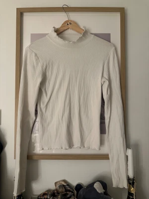 Vit polo tröja  - Vit polo tröja som är ribbad i storlek s, använd en gång, sitter lite tajtare❤️