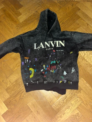 Svart hoodie från Lanvin med tryck - Säljs billigt för har inget kvitto och är i behov av pengar 