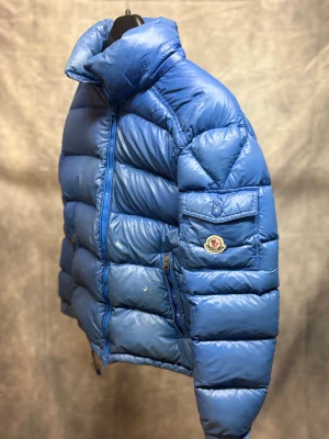 Moncler Maya 2016 baby blue | Size 2,S - Säljer denna fruktansvärt feta jacka. Du kommer aldrig hitta en för detta priset igen, oavsett skick. | Jackan är size 2, motsvarar S/M | Ta denna till en skräddare och den är som ny och kostar endast 2-300kr | MEST SÄLLSYNTA JACKAN PÅ MARKNADEN | ÄKTA