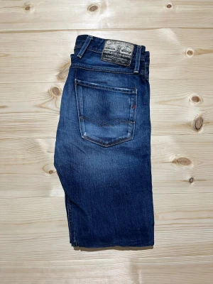 Replay Anbass jeans - Skick: 9/10 | Storlek: W32 L34 | Modell: Anbass (Herr) | Detta par jeans är en speciell utgåva med Barcelona tema.